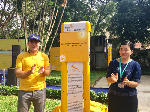 Sun Life Việt Nam tặng máy tập thể dục cho Công viên Tao Đàn